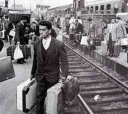 Os caixeiros viajantes chegavam às cidades com suas malas repletas de mercadorias e tinham como características a simpatia ímpar, sorrisos permanentes