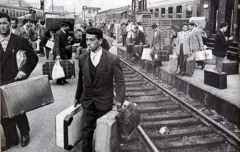 Os caixeiros viajantes chegavam às cidades com suas malas repletas de mercadorias e tinham como características a simpatia ímpar, sorrisos permanentes