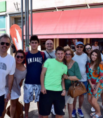 Roberto Hungria e seu núcleo familiar voltaram encantados com a terra de seus antepassados, reencontram sua história e reforçaram o amor à terra .