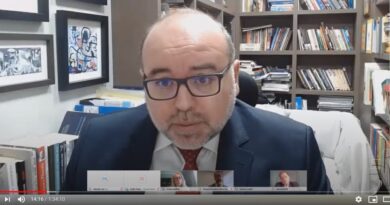 Audiência de conciliação termina sem acordo; greve continua Audiência de conciliação termina sem acordo; greve continua