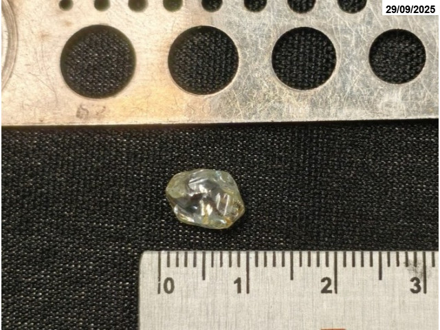 Diamante c/ massa de: 3,373 ct - Ji-Paraná/RO