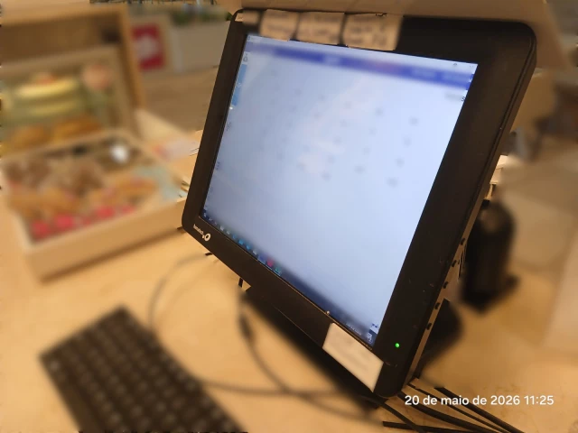 1 Monitor Bematech touch de aproximadamente 15"