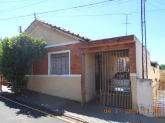 Casa - 131,64m² - Terreno - 200m² - Dois Córregos/SP