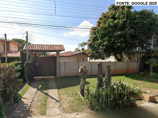 Casa com 274m², terreno de 780m², 3 quartos, 2 banheiros, piscina e edícula