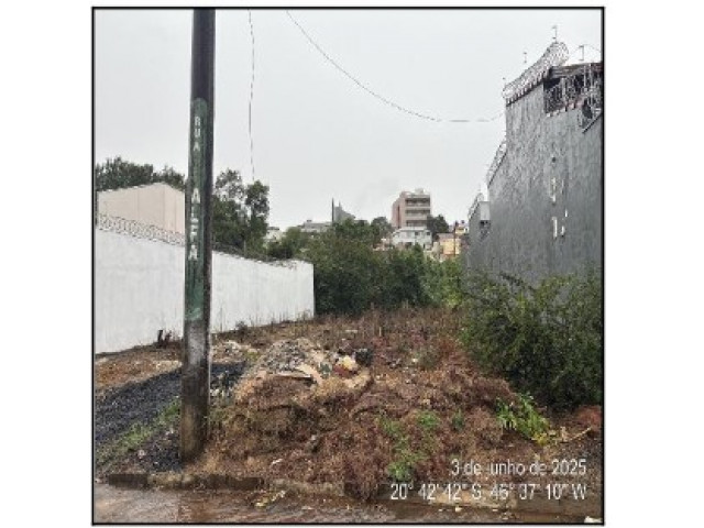 Terreno c/ 300m² - passos/mg