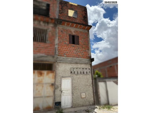 Edificação c/ 96m² - Terreno c/ 32m² - Retirolândia/BA