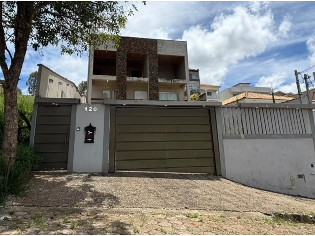 Casa de 02 pav. - Terreno c/ 349,72m² - São Lourenço/MG