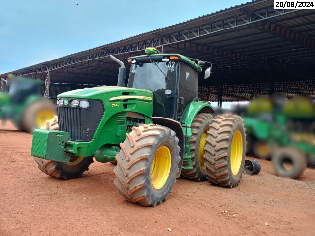 Trator JOHN DEERE/7230 - 22/22 - Cerejeiras/RO