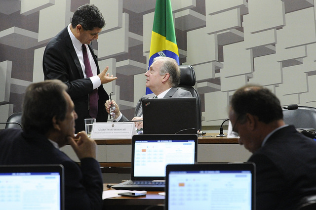 Senadores durante reunião da Comissão de Assuntos Econômicos do Senado