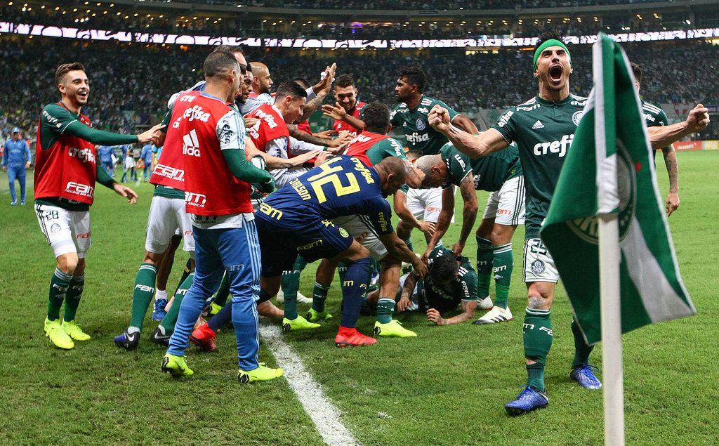 Palmeiras goleia América e fica à dois pontos do título