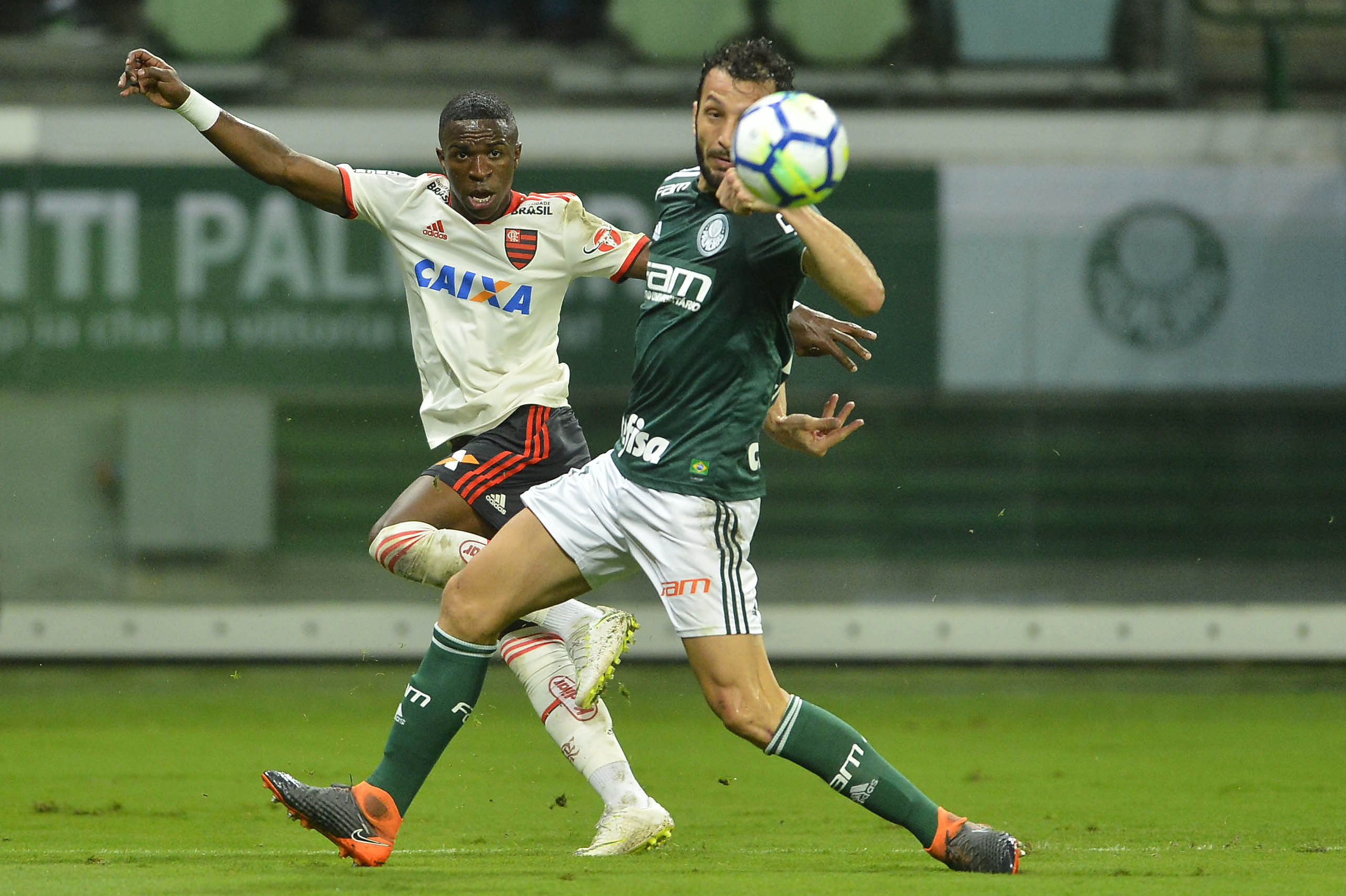 Palmeiras e Flamengo empataram em um a um em jogo quente