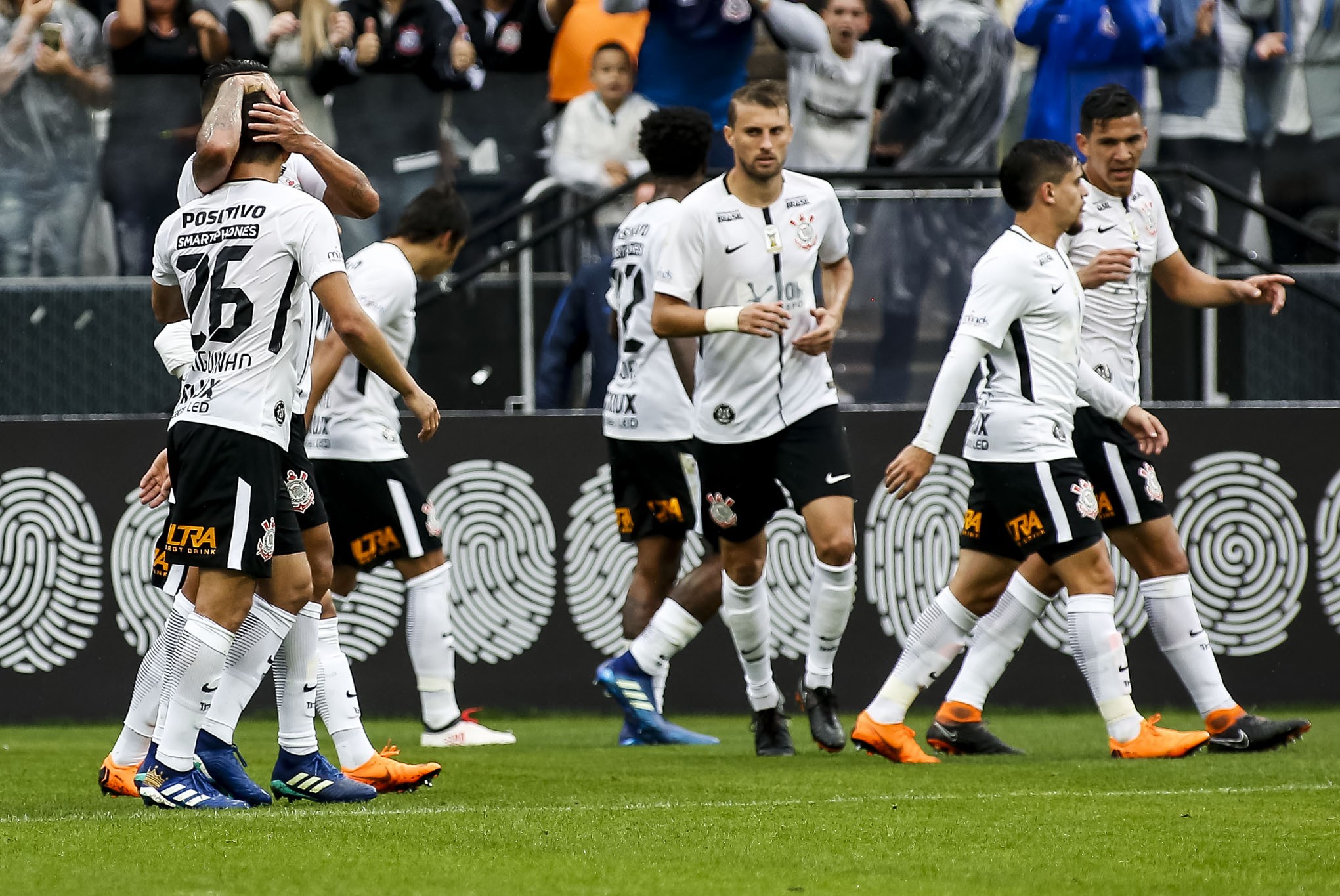 Líder Corinthians joga contra o Galo fora de casa