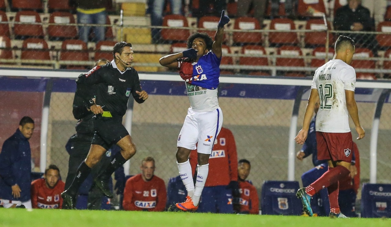 Paraná derrota Flu e conquista a primeira vitória