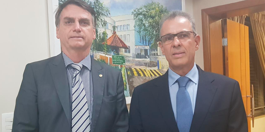Bolsonaro postou foto com almirante Bento Albuquerque Júnior em seu Twitter