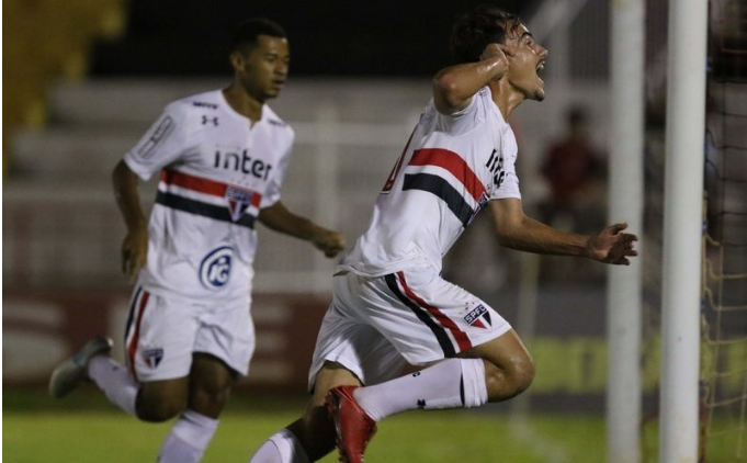 São Paulo vence e avança para as quartas de final