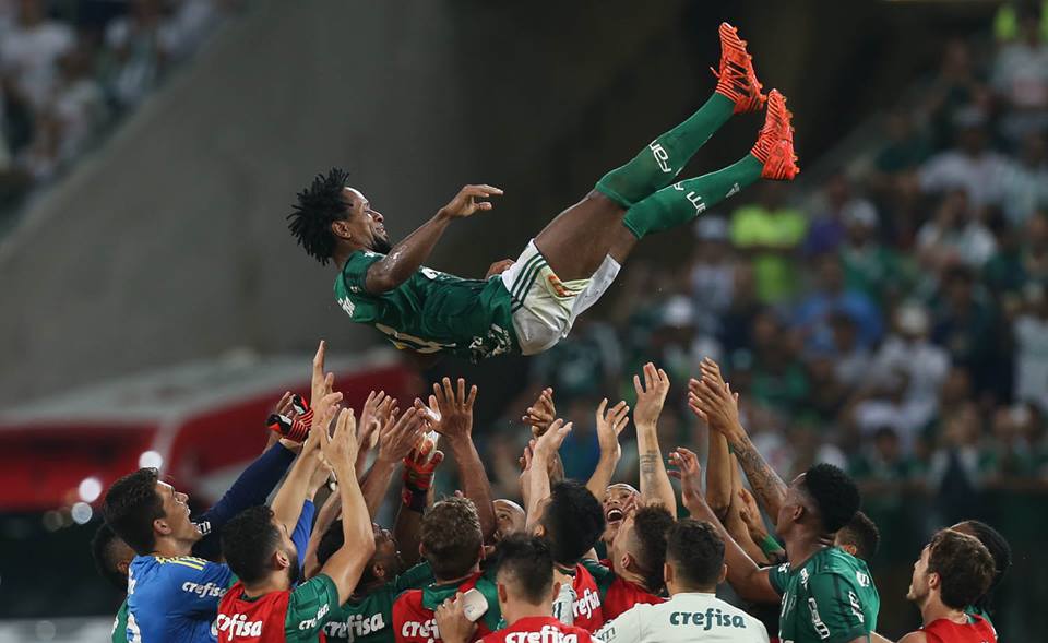 Zé Roberto é homenageado por colegas de clube em sua despedida