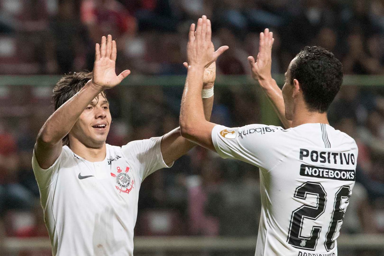 Com goleada, Corinthians avança na Libertadores
