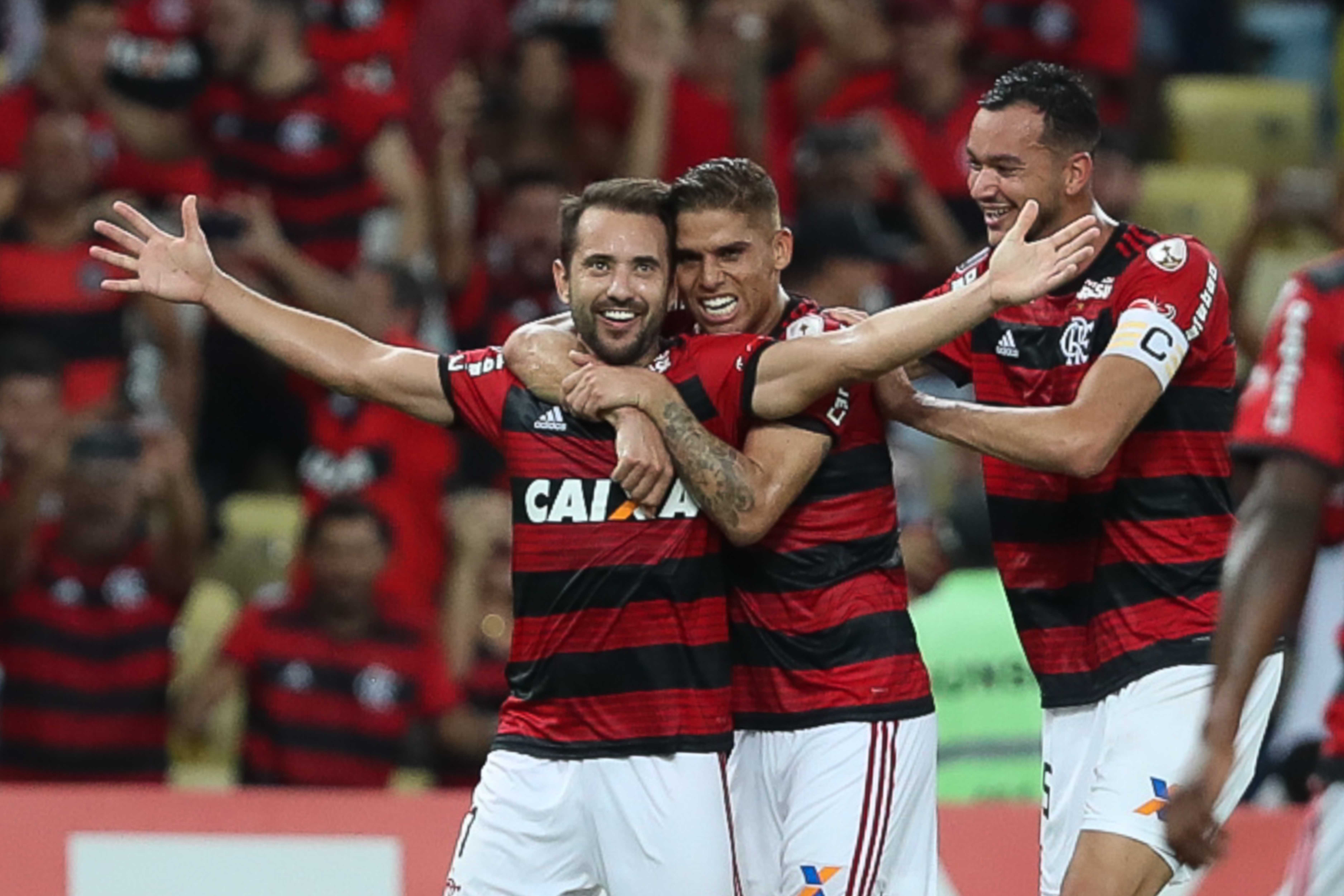 Éverton Ribeirou marcou dois e foi o destaque da partida