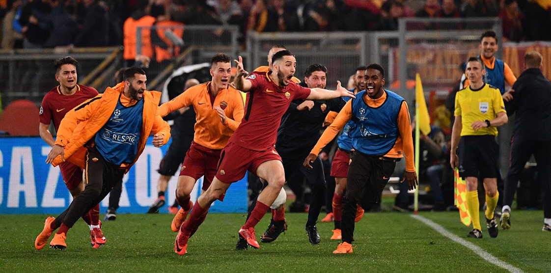 Jogadores da Roma comemoram o terceiro gol da equipe na partida