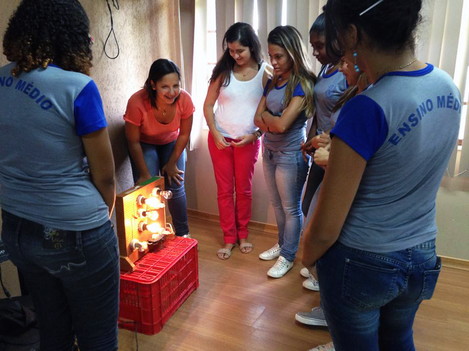 Meninas aprendem Física na prática