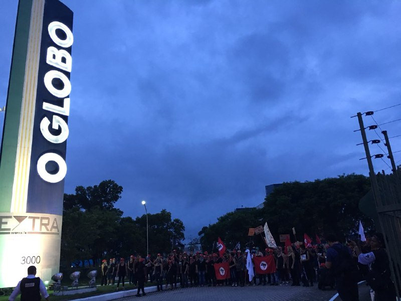 Cerca de 400 manifestantes invadiram o Parque Gráfico do jornal o Globo