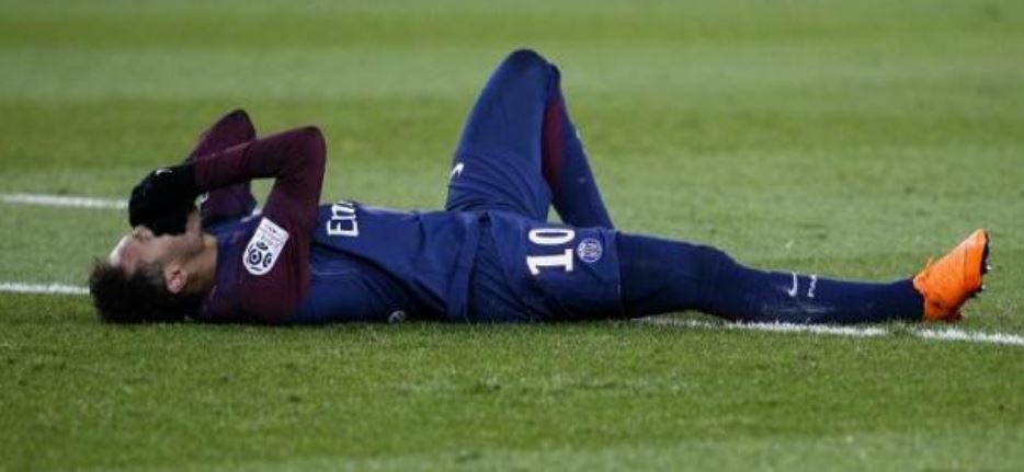 Neymar se lesionou em partida do campeonato francês contra o Olimpique de Marselha