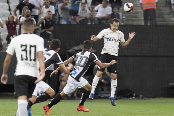 Santos e Corinthians se enfrentam no Pacaembu