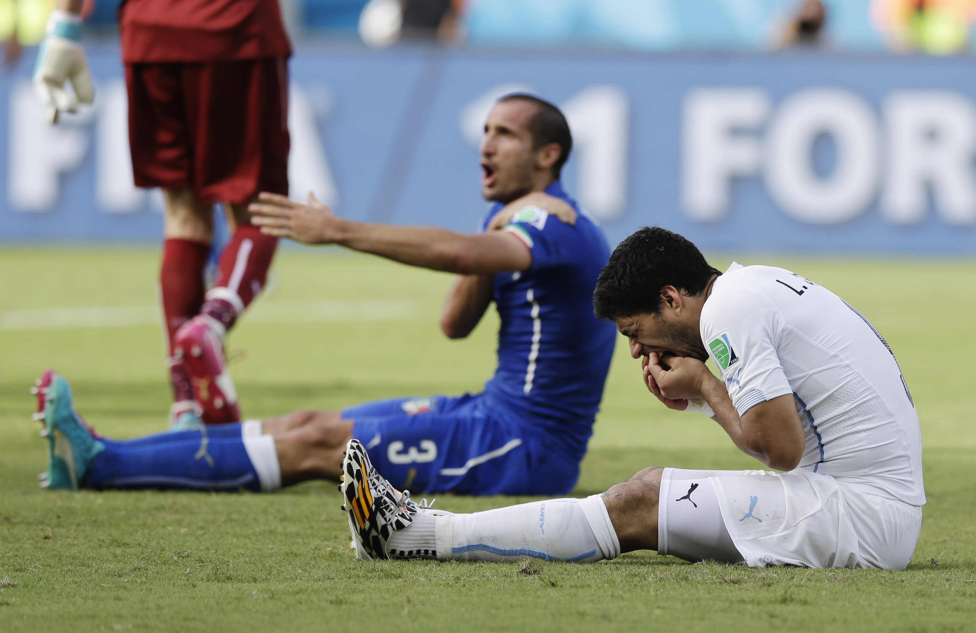 Luis Suaréz e Chiellini após a mordida do atacante contra o zagueiro durante a Copa de 2014