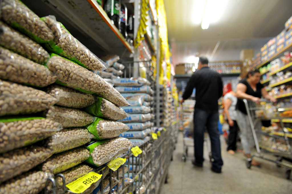 Queda no preço dos alimentos foi o principal fator para a redução do IPCA, segundo especialista