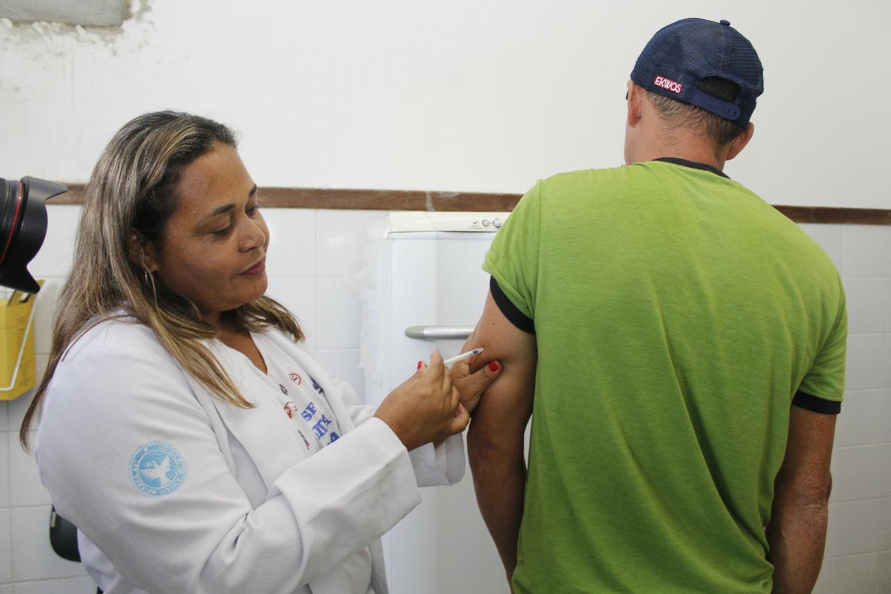 Vacinas estão sendo aplicadas nas unidades básicas de saúde