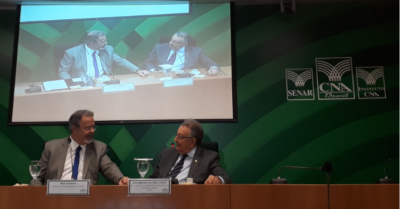 Raul Jungmann e João Martins assinam acordo bilateral para tratar a violência no campo