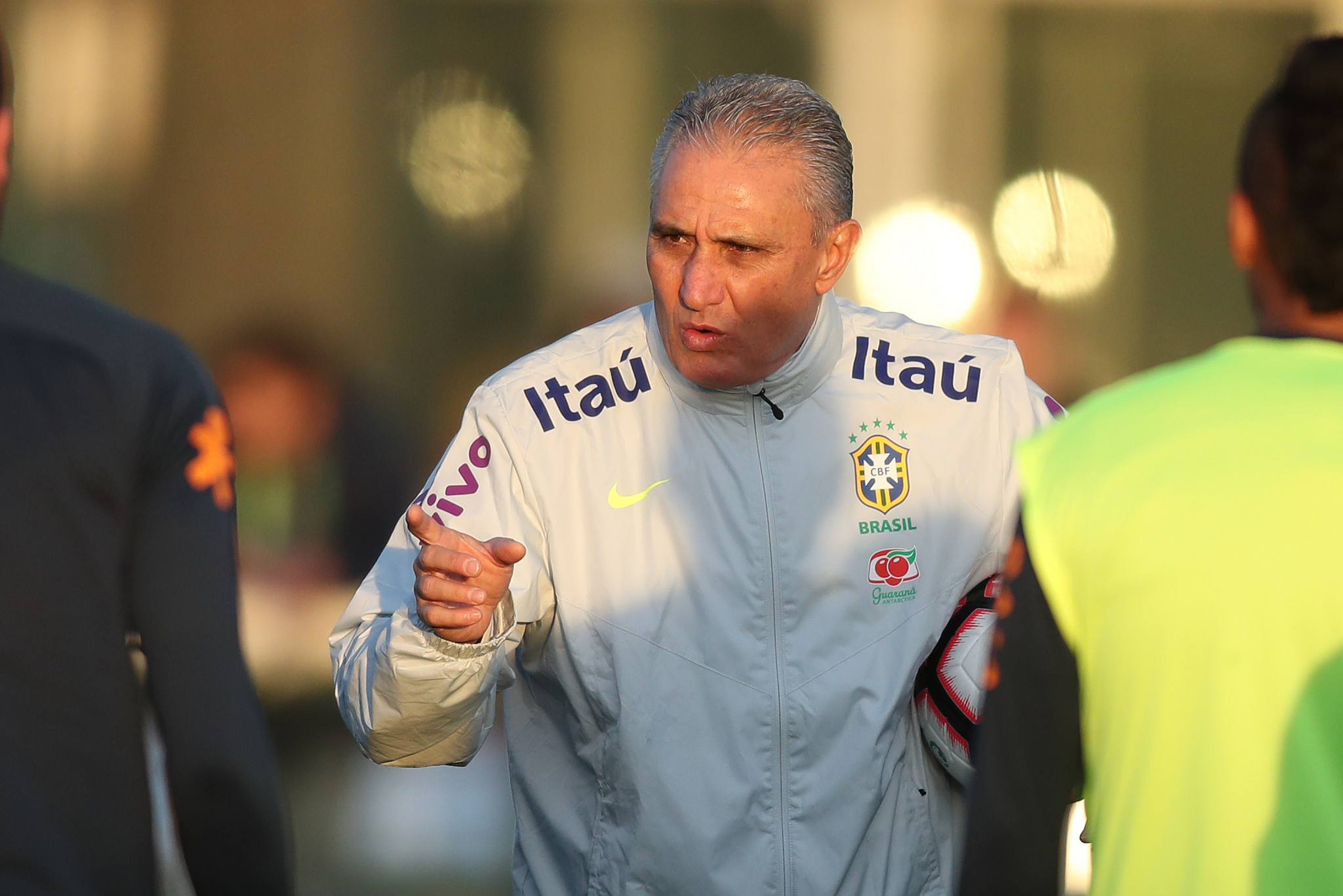 Tite convocou Renato Augusto, Alex Sandro e Rafinha para repor baixas de Casemiro, Marcelo e Coutinho