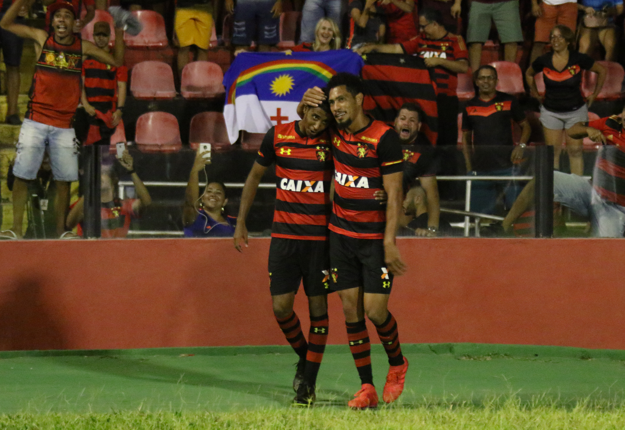 Gabriel e Hernane comemoram o gol do Sport / Créditos: Williams Aguiar Gabriel e Hernane comemoram o gol do Sport