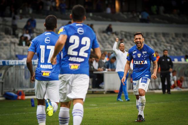 De virada, Cruzeiro vence América Mineiro por três a um