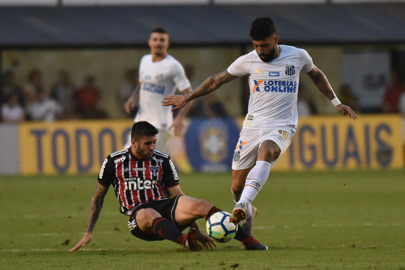 Com o empate com o Santos, o São Paulo assumiu a liderança do Brasileirão