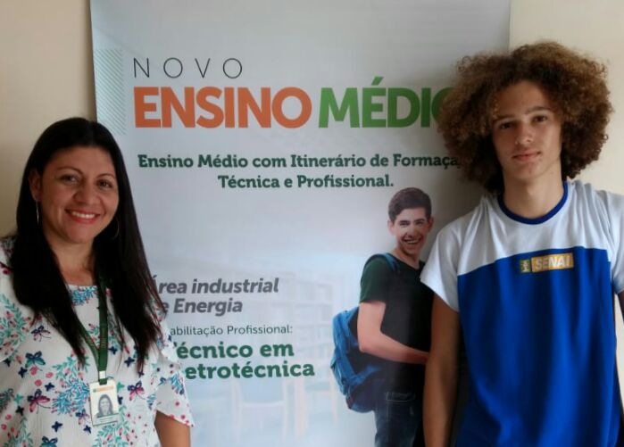 Coordenadora pedagógica do SESI, Danielle Santos (esquerda) e o estudante Yuri Marques, de 15 anos (direita). Foto: Sesi-CE Coordenadora pedagógica do SESI, Danielle Santos (esquerda) e o estudante Yuri Marques, de 15 anos (direita). Foto: Sesi-CE