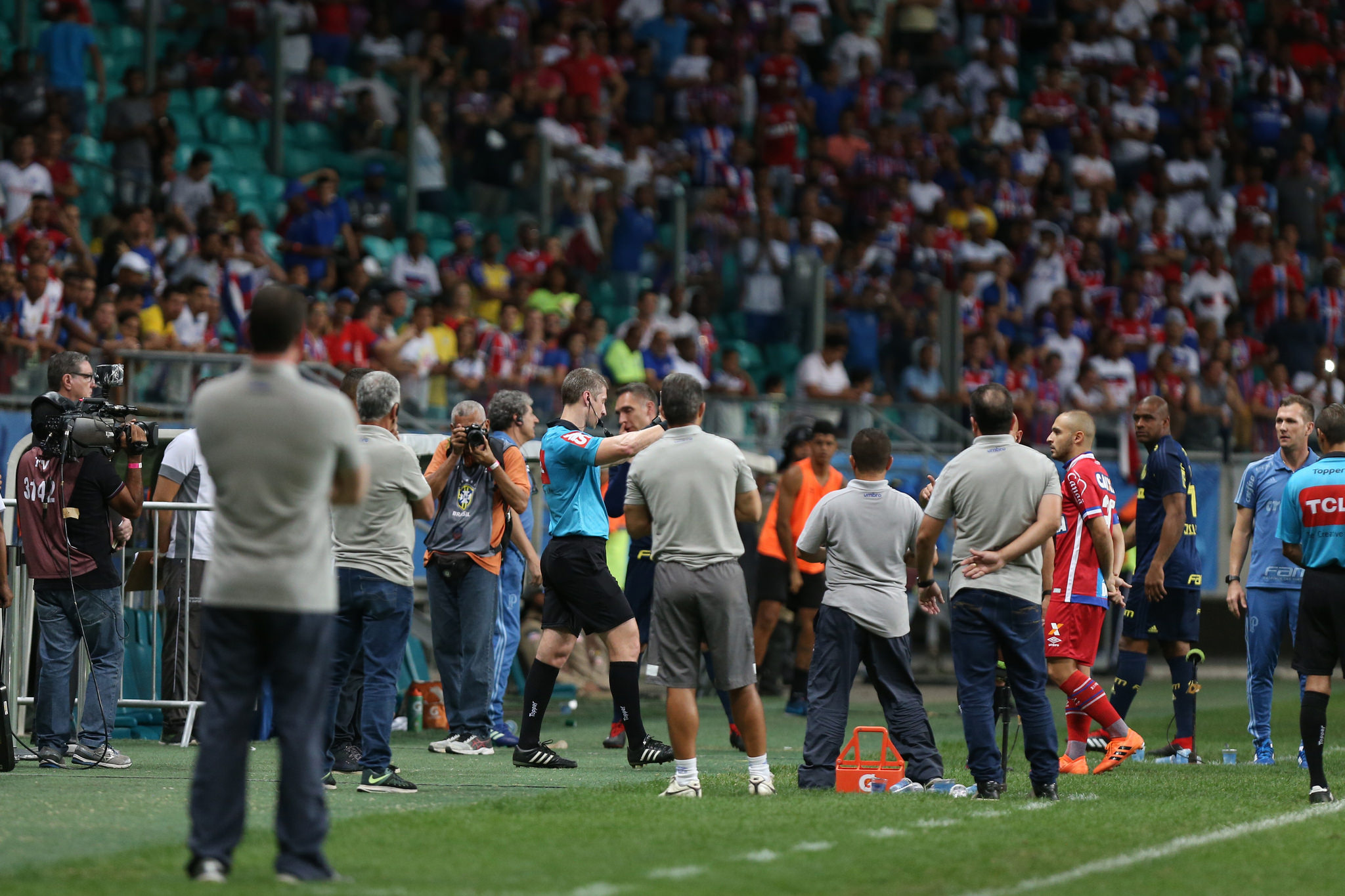 VAR foi decisivo em dois lances no duelo entre Bahia e Palmeiras
