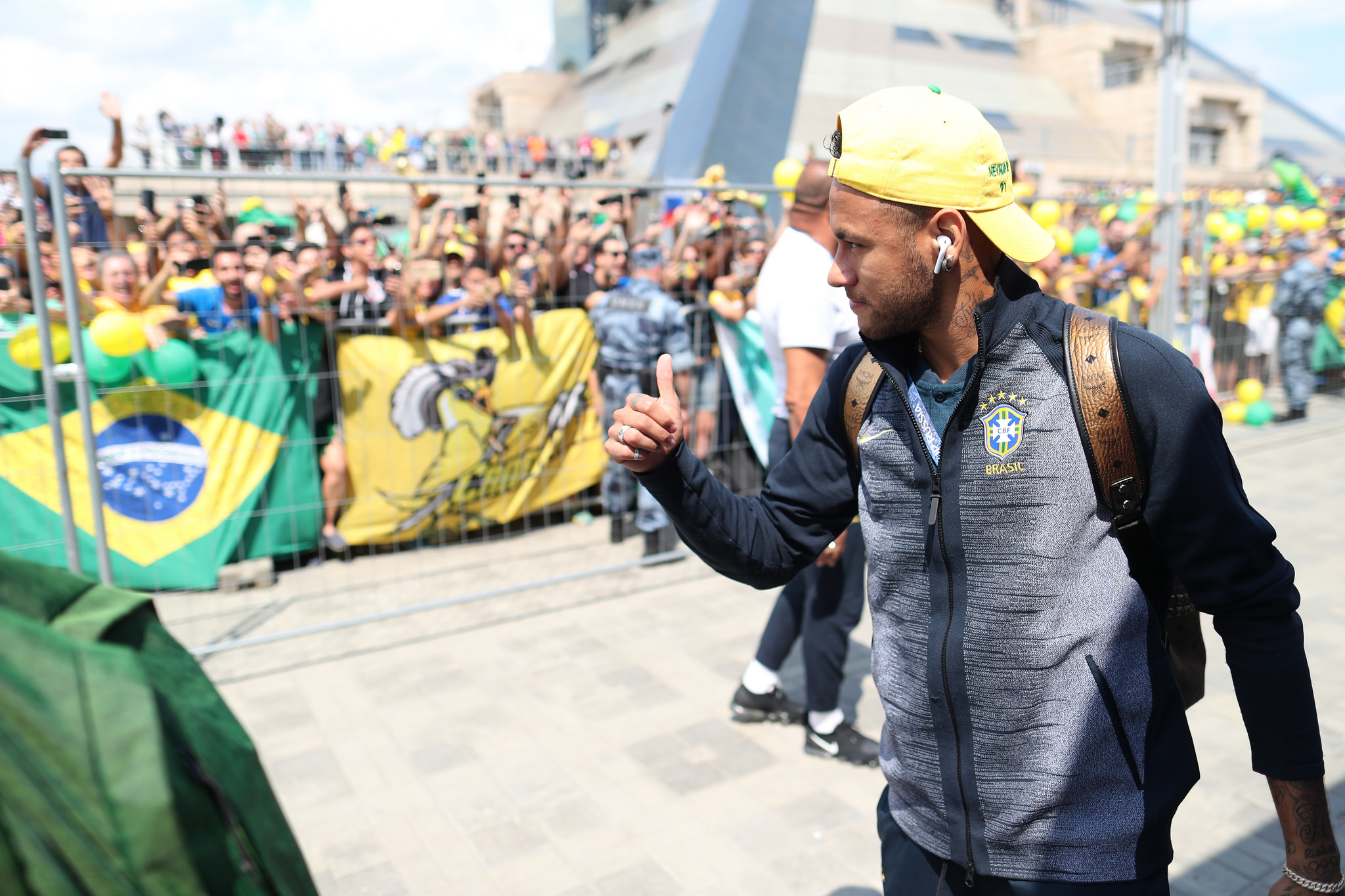 Neymar cumprimenta torcida na chagada à Kazan