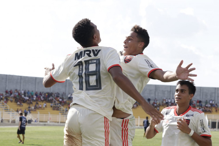 Fla goleia o Jaguariúna por quatro a zero e avança para o mata-mata