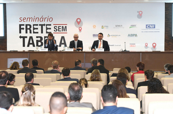 Seminário debate tabelamento do frete para cargas em rodovias / Foto: Divulgação CNI Seminário debate tabelamento do frete para cargas em rodovias