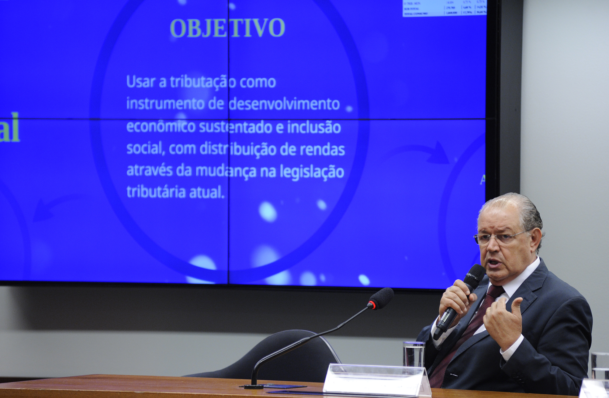 Luiz Carlos Hauly, relator da Reforma Tributária, afirma que a proposta traz três vezes mais benefícios do que o Plano Real