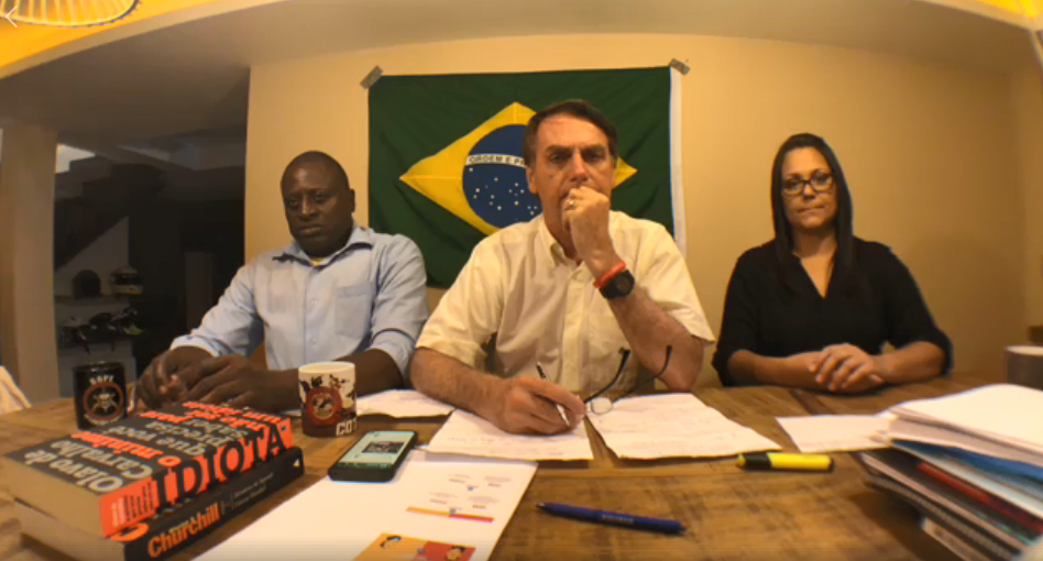 Bolsonaro fez uma transmissão em sua página do Facebook e cobrou engajamento de parlamentares do PSL