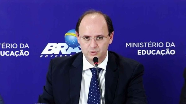 Ministro da Educação durante pronunciamento