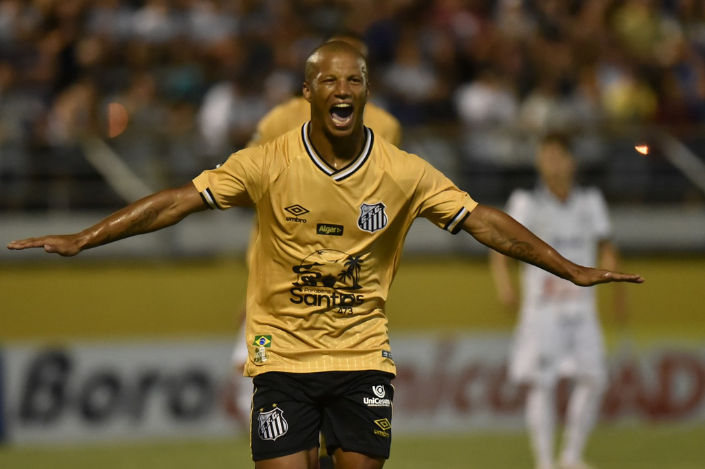 Santos goleia Bragantino e se mantém 100% no Paulista