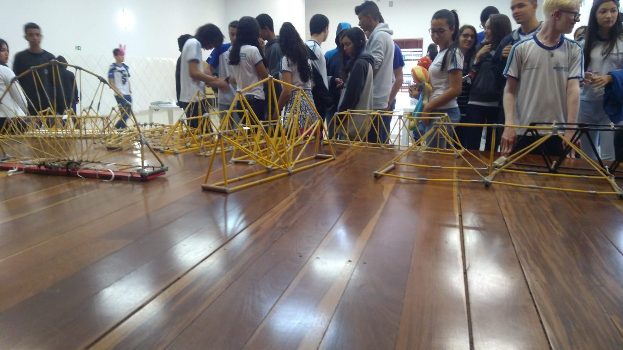 O objetivo é que os alunos construam pontes de macarrão com as extremidades unidas por cola