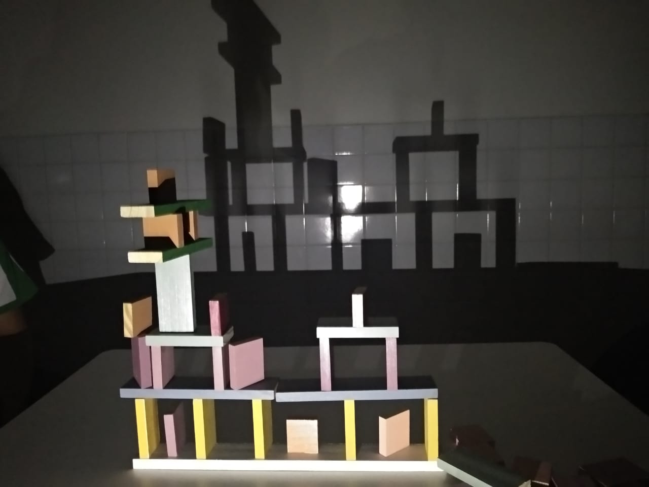 As atividades foram inspiradas, principalmente, nos elementos que comp&otilde;em as obras visitadas, como formas geom&eacute;tricas, luz, sombra e objetos tridimensionais