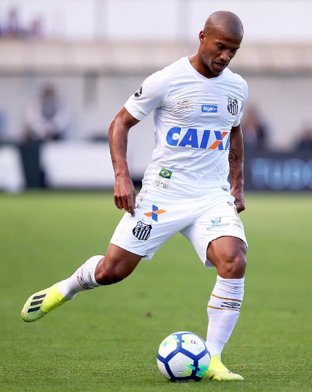 Carlos Sánchez recebeu punição de um jogo e atuou de maneira irregular contra o Independiente / Foto: Twitter Carlos Sánchez recebeu punição de um jogo e atuou de maneira irregular contra o Independiente