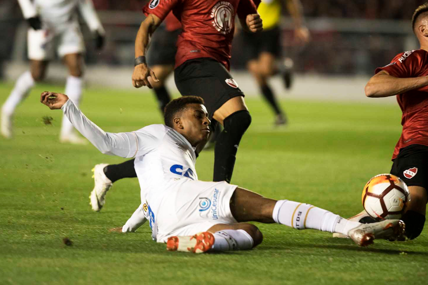 O Santos segurou o empate contra os argentinos e precisa vencer para se classificar