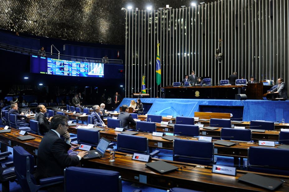 Você é a favor de tornar crime o ato de divulgar notícias falsas no Brasil?