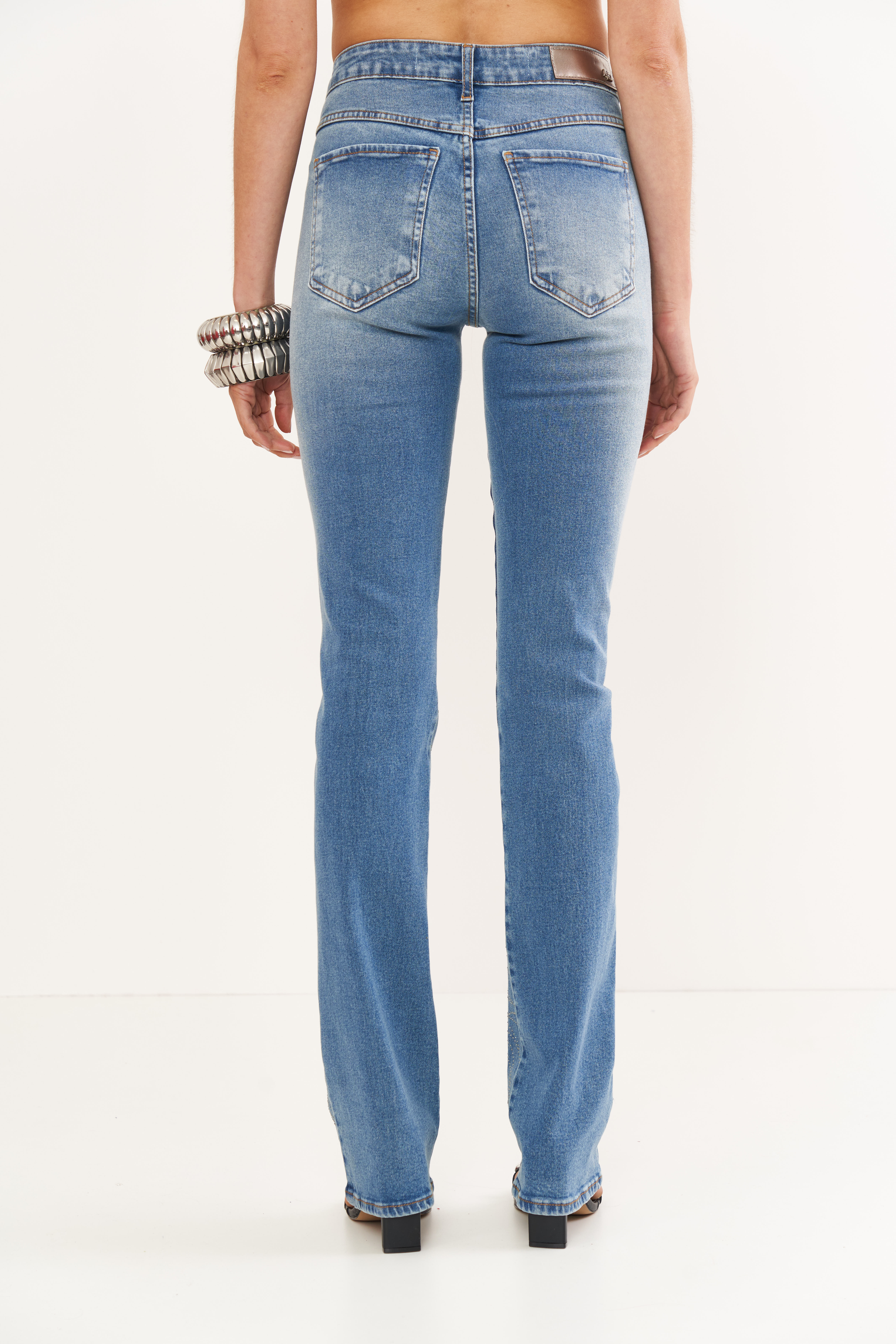CALÇA JEANS BIA RETA COM APLICAÇÃO 42 INDIGO